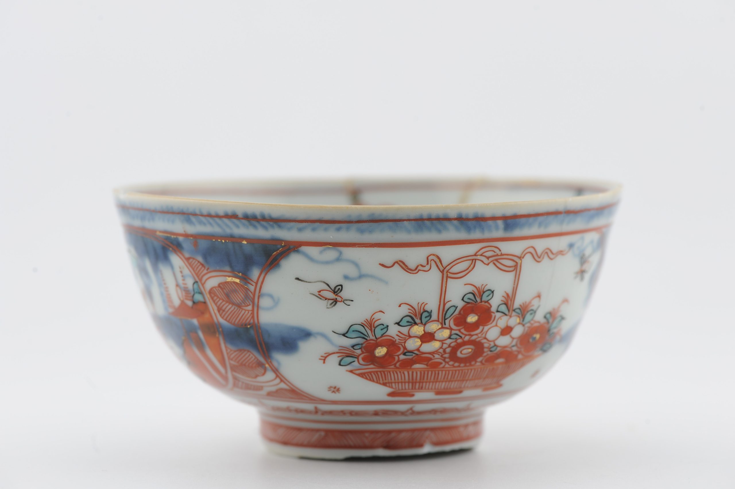 1487 Antique Chinese Bowl with Imari Decoration of Flowers and Landscape Amsterdam Bont