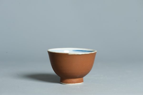 1480 Antique Chinese Kangxi/Yongzheng Blue and White and Batavian Tea Bowl - Image 3