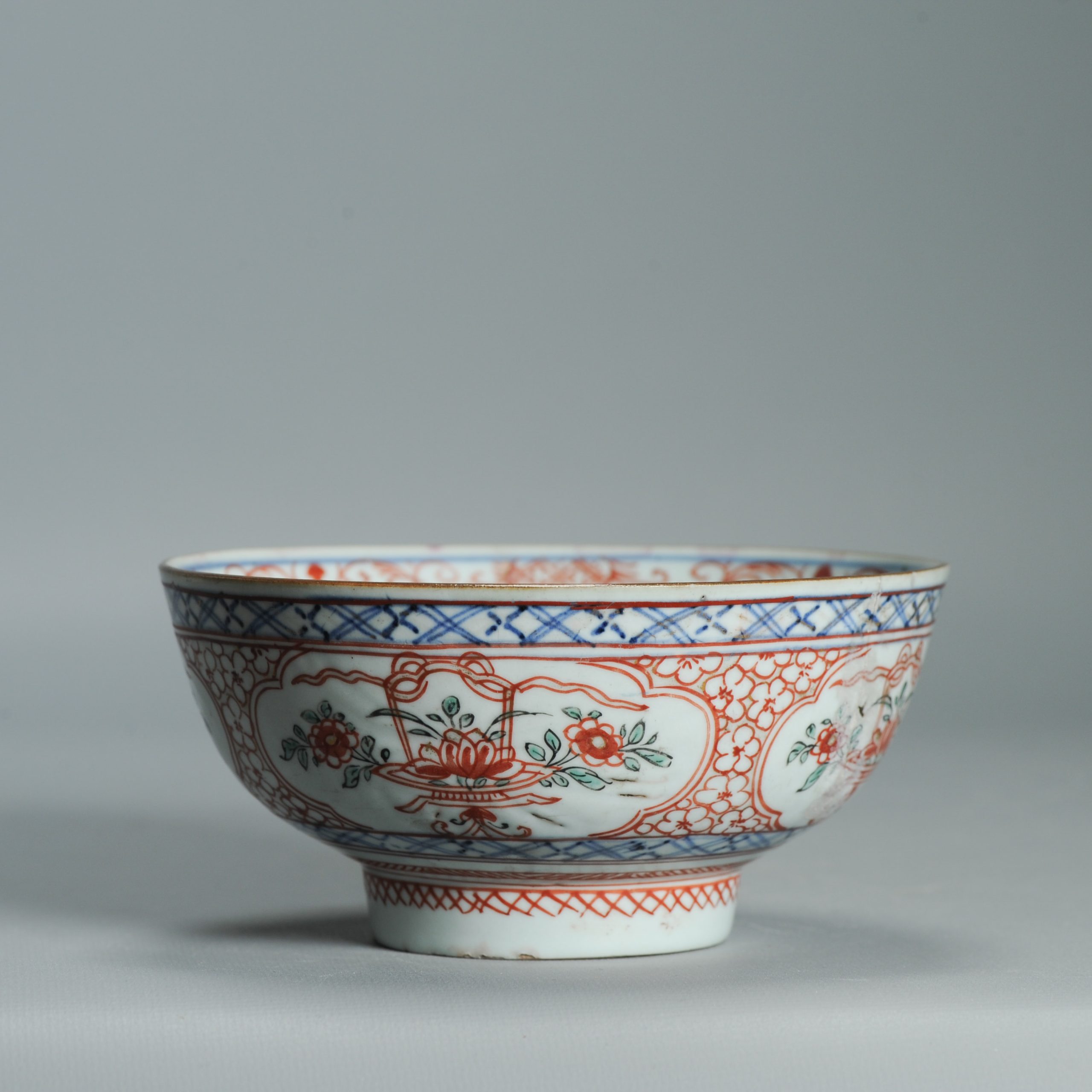 1545 Antique Chinese Porcelain Bowl with a Chinese design of flowers