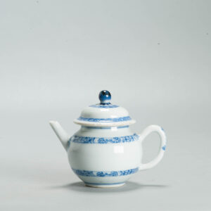 1688 A Very Rare Chinese Kangxi or Yongzheng Teapot Amsterdam Blank