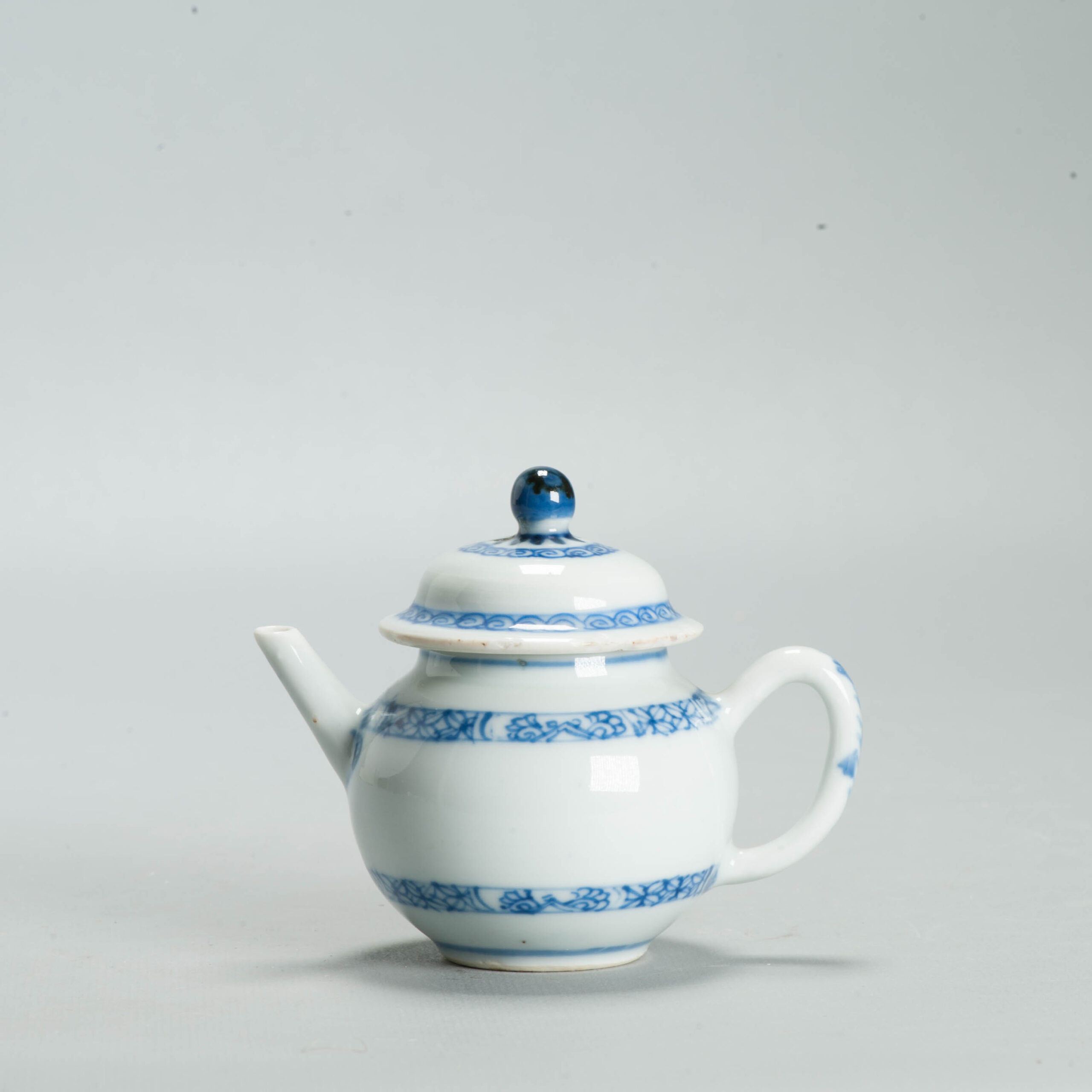 1688 A Very Rare Chinese Kangxi or Yongzheng Teapot Amsterdam Blank