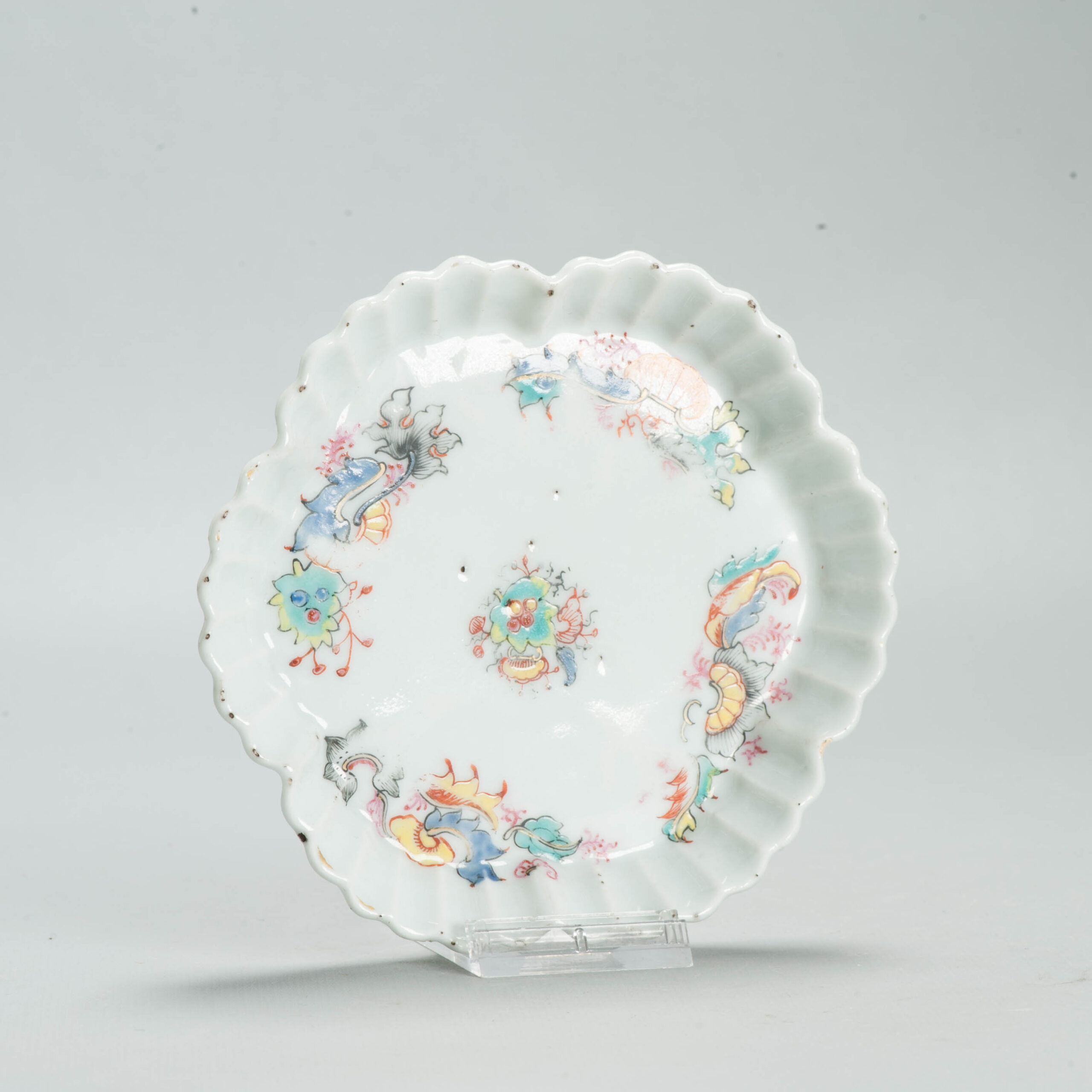 685 Antique Chinese 18th Century Pattipan. With a fruit scene China Dish