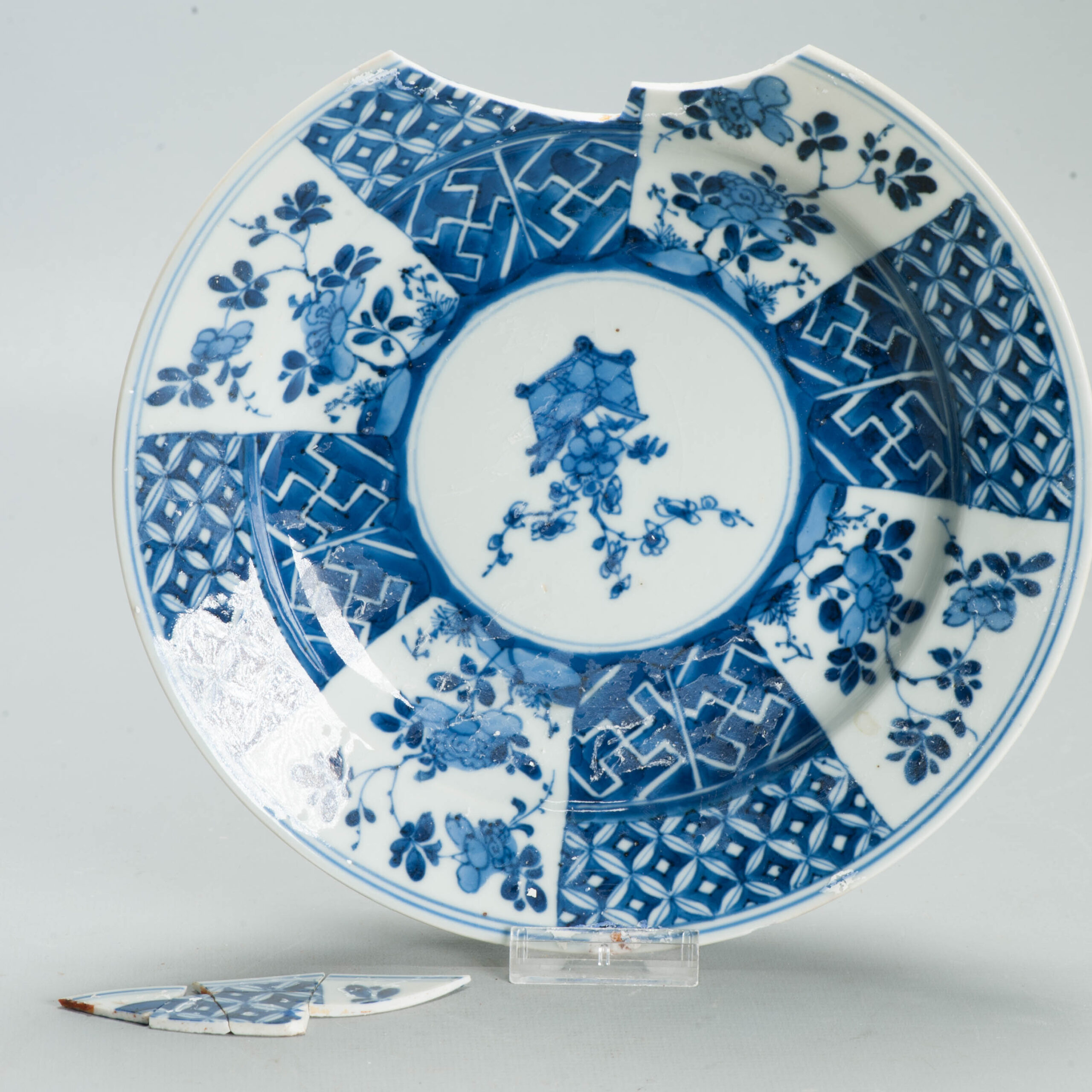 1706 Very nice 18th c Kangxi Blue rim dish with flower pot